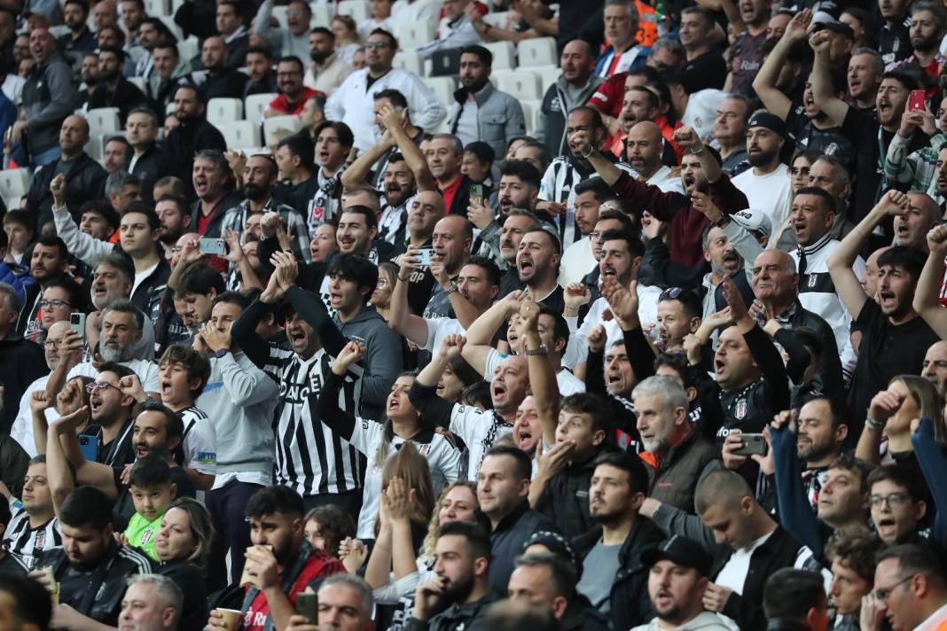 Beşiktaş Başakşehir maçı tribünlerinden muazzam kareler 14